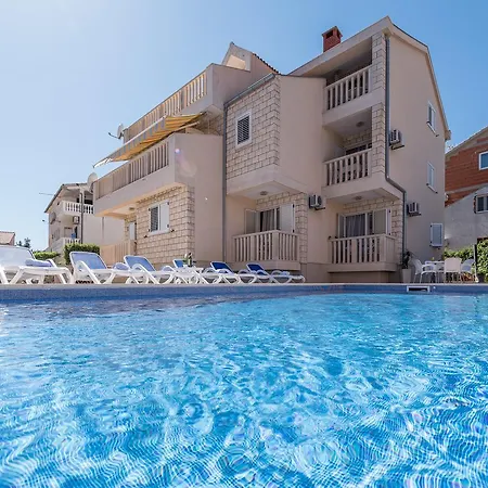 Apartment Pralija *